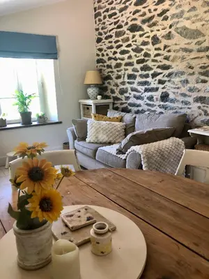 Coin salon dans l'établissement Le Cerisier Saint-Barbant