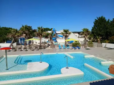 Piscine de l'établissement Camping Ushuaïa Village Les Chalets de Moulière ou située à proximité