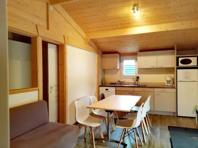Cuisine ou kitchenette dans l'établissement Camping Ushuaïa Village Les Chalets de Moulière
