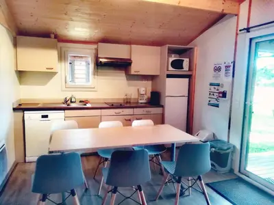 Cuisine ou kitchenette dans l'établissement Camping Ushuaïa Village Les Chalets de Moulière