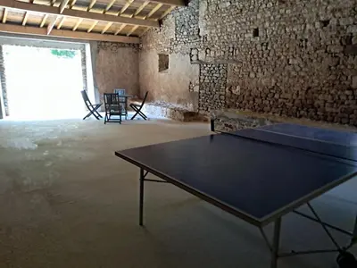 Tennis de table au sein de l'établissement LA LAUJÈRE IVIE - Gîte & Piscine privative ou à proximité
