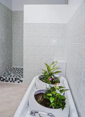 Salle de bains dans l'établissement LA LAUJÈRE IVIE - Gîte & Piscine privative