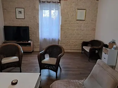 Télévision ou salle de divertissement dans l'établissement LA LAUJÈRE IVIE - Gîte & Piscine privative