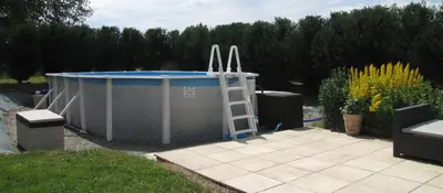 Piscine de l'établissement Cottage Sleeps 5 with Private Lake ou située à proximité