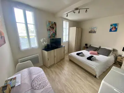 Un ou plusieurs lits dans un hébergement de l'établissement Studio le petit logis-meublé 2 étoiles -local vélo-arrivée autonome-H Flexibles