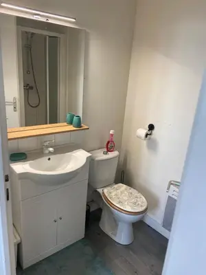 Salle de bains dans l'établissement Studio le petit logis-meublé 2 étoiles -local vélo-arrivée autonome-H Flexibles