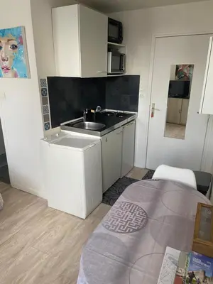 Cuisine ou kitchenette dans l'établissement Studio le petit logis-meublé 2 étoiles -local vélo-arrivée autonome-H Flexibles