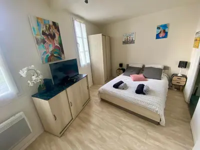 Un ou plusieurs lits dans un hébergement de l'établissement Studio le petit logis-meublé 2 étoiles -local vélo-arrivée autonome-H Flexibles