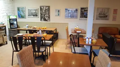 Restaurant ou autre lieu de restauration dans l'établissement La Roseraie