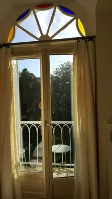 Balcon ou terrasse dans l'établissement La Roseraie