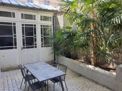 Jardin de l'établissement Meublés de l'Arsenal cœur de ville !