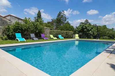 Piscine de l'établissement L'enclos bleu, gîte - marais poitevin avec piscine chauffée ou située à proximité