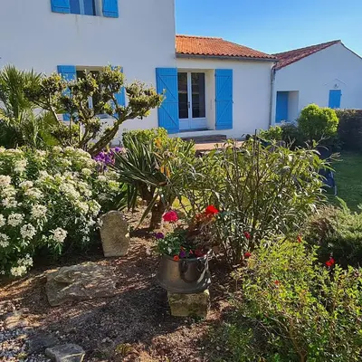 Jardin de l'établissement L'enclos bleu, gîte - marais poitevin avec piscine chauffée