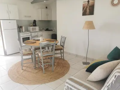 Cuisine ou kitchenette dans l'établissement L'enclos bleu, gîte - marais poitevin avec piscine chauffée