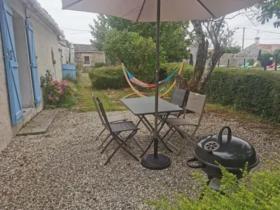 Jardin de l'établissement L'enclos bleu, gîte - marais poitevin avec piscine chauffée