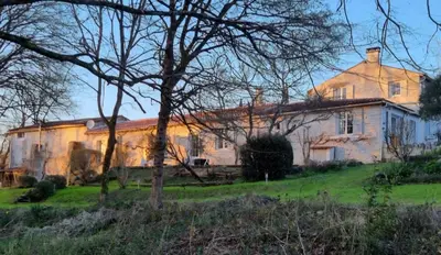 Jardin de l'établissement La Loge du Grand Cèdre, chambre d'hôtes SoCosy