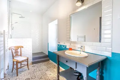 Salle de bains dans l'établissement Les Jardins de Xanton
