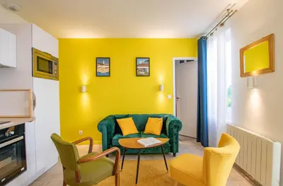 Cuisine ou kitchenette dans l'établissement Le Jaune Vendée - T2 renové - Terrasse