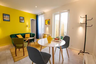 Coin salon dans l'établissement Le Jaune Vendée - T2 renové - Terrasse