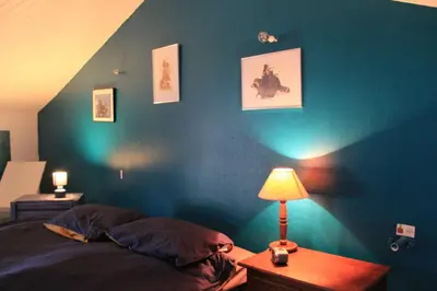 Un ou plusieurs lits dans un hébergement de l'établissement Maison de charme, d'artiste, décoration brocante