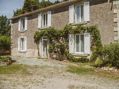 Jardin de l'établissement LA LAUJÈRE Chambres d'hôtes ROMANCE