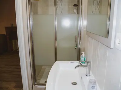 Salle de bains dans l'établissement LA LAUJÈRE Chambres d'hôtes ROMANCE