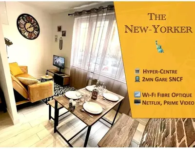 Télévision ou salle de divertissement dans l'établissement The New-Yorker - hyper centre- 2mn gare SNCF - Wi-Fi Netflix gratuit
