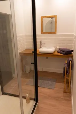 Salle de bains dans l'établissement un dimanche chez Julie chambre Léontine