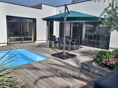 Piscine de l'établissement Villa Exceptionnelle Piscine et Jardin privé Séjour Haut de gamme proche La Rochelle ou située à proximité