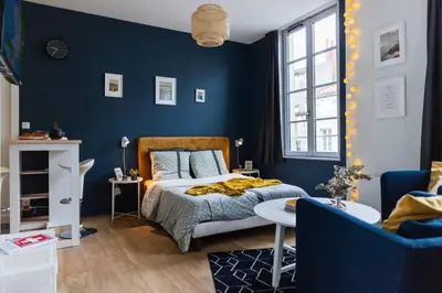 Un ou plusieurs lits dans un hébergement de l'établissement L'inattendu/Studio équipé et confortable