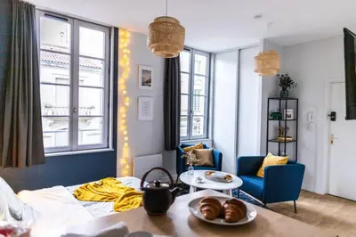 Coin salon dans l'établissement L'inattendu/Studio équipé et confortable
