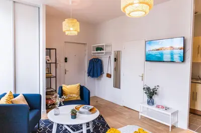 Coin salon dans l'établissement L'inattendu/Studio équipé et confortable