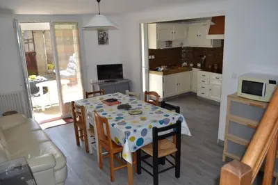 Cuisine ou kitchenette dans l'établissement Gîte familial chaleureux à la campagne 20mn FUTUROSCOPE