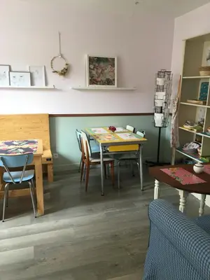 Coin salon dans l'établissement un dimanche chez Julie chambre Célestine