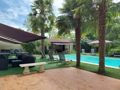 Piscine de l'établissement Les trois cèdres ou située à proximité