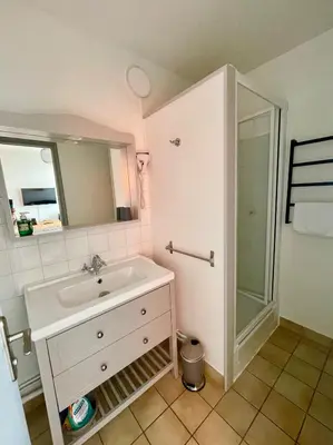 Salle de bains dans l'établissement Les trois cèdres