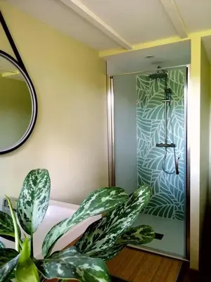 Salle de bains dans l'établissement Gîte dans une ambiance végétale avec Spa privatif
