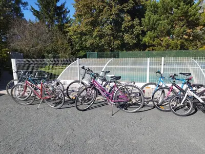 Vélo sur le terrain de l'établissement Logis de LANGE studio 2 p ou dans les environs