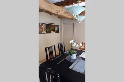 Coin salon dans l'établissement Bienvenue au Barail, maison en pleine nature