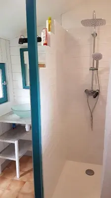 Salle de bains dans l'établissement Roulotte climatisée avec piscine naturelle