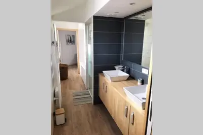 Salle de bains dans l'établissement Maison proche centre ville