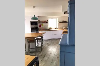 Cuisine ou kitchenette dans l'établissement Maison proche centre ville
