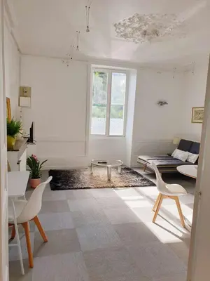 Coin salon dans l'établissement Joli T2 centre ville avec cour, climatisation et fibre