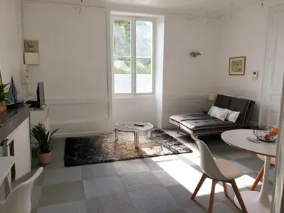 Coin salon dans l'établissement Joli T2 centre ville avec cour, climatisation et fibre