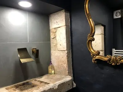 Salle de bains dans l'établissement Les Geais
