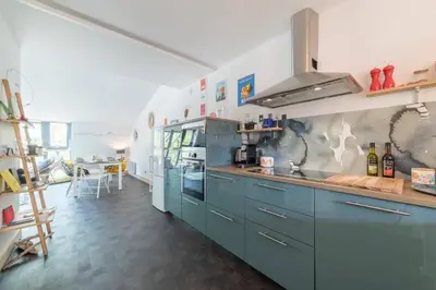 Cuisine ou kitchenette dans l'établissement le Gabut vue port