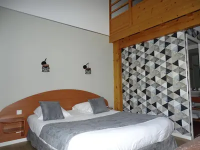Un ou plusieurs lits dans un hébergement de l'établissement LOGIS Hôtel LES 3 MARCHANDS