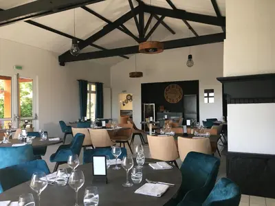Coin salon dans l'établissement LOGIS Hôtel LES 3 MARCHANDS