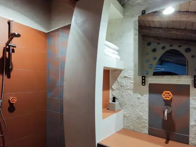 Salle de bains dans l'établissement Gîte d'Architecte 6 Pers. avec Terrasse et Jardin à Pissotte - FR-1-426-480