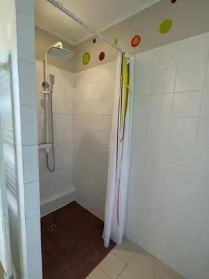 Salle de bains dans l'établissement Le Maine N 5 FLEAC - Logement entier avec 3 suites SDB - Balcon